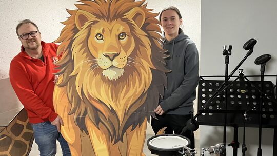 Großformatige Requisiten für die Auftritte bei der Kappensitzung lagern Lars Pöggel (links) und Emil Steuer in einem separaten R