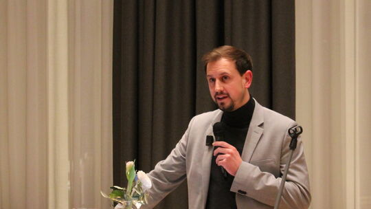 Benjamin Löwenstein begrüßte zur Eröffnung des Restaurants Carls im historischen Badhaus die Gäste im Veranstaltungsraum, der ba