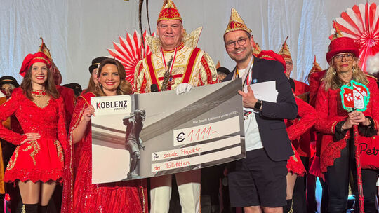 Das Koblenzer Tollitätenpaar, Prinz Oli (3. von links), und Confluentia Ricarda (2. von links), konnten beim Empfang in der Rhei