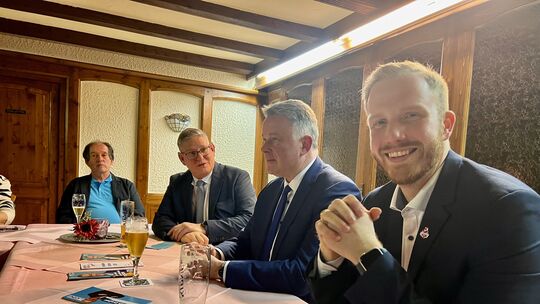 Gordon Schnieder (3. von rechts) wurde im Gasthof Zuck in Schauren (von rechts) von Frederik Grüneberg und Stephan Dreher begrüß