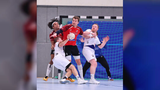 Laurin Moos (vorn im roten Trikot) bei einer Abwehraktion - in der kommenden Saison läuft er für den HV Vallendar auf.