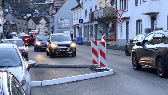 Die „Im Kreuztal“ probeweise angebrachten beiden Fahrbahnverengungen haben sich nicht bewährt. Sie sollen zeitnah entfernt werde