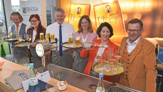 Dehoga-Landeschef Gereon Haumann (rechts) lud Repräsentanten von fünf Parteien zu einem Wahl- und Praxischeck“ ein: (von links)