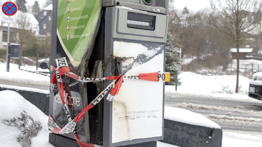 Unbekannte Täter haben versucht, einen frei stehenden Geldautomaten in Bad Marienberg zu knacken. Der Versuch scheiterte, aber e