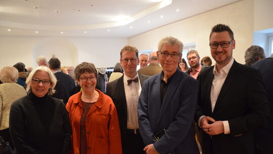 Großer Bahnhof beim Empfang nach dem Verabschiedungsgottesdienst für Pfarrer Christof Weires (2. von rechts). Dabei waren auch S