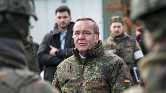 Boris Pistorius kündigte eine Milliardeninvestition am Standort Koblenz an. Sein Ministerium liefert nun Details nach.