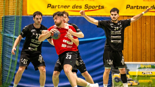 Im Hinspiel in Kleinich gewann die HSG Wittlich um Torjäger Kai Lißmann (rotes Trikot) mit 33:30 bei der HSG Hunsrück (von links