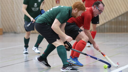 Thomas Forster (in rot, im Kampf um den Ball) gelangen beim letzten Liga-Auftritt der Männer des SC Idar-Oberstein insgesamt vie