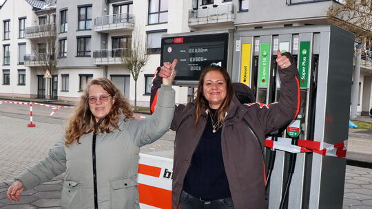 Zwei die sich gemeinsam freuen: Links Silke Stahl, die ihre bft-Tankstelle in Wirges ab Mitte Februar in andere Hände legt, und