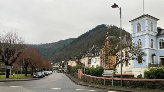 In der Enkircher Straße in Traben-Trarbach hat sich im August der Raubüberfall ereignet. Die Autos der Opfer hatten am Fahrbahnr