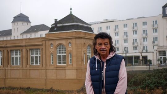 Im Hintergrund ist der Pavillon zu sehen, in dem Alfredo Pauly viele Jahre sein besonderes Modegeschäft führte.