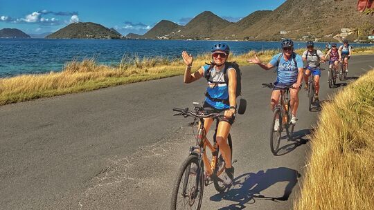Gut geführt: Die AIDA Activity Guides lotsen die Fahrradgruppen durchs Paradies - auf dem E-Bike oder, wie hier auf Tortola, auc