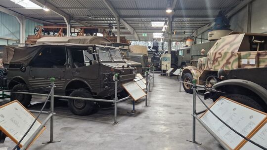 Eine Fahrzeughalle der Wehrtechnischen Studiensammlung beherbergt eine Vielzahl an Exponaten.