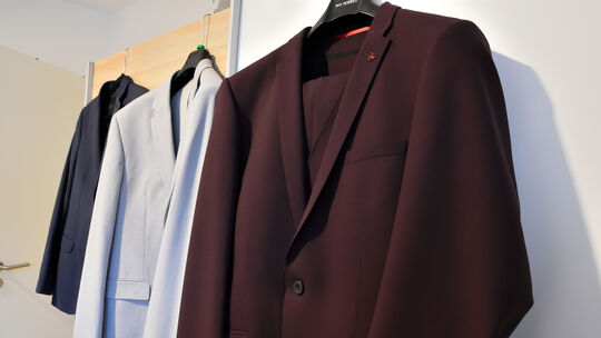 Blau, Grau und Bordeaux: Das passt mir aus dem aktuellen Kleiderschrank noch.