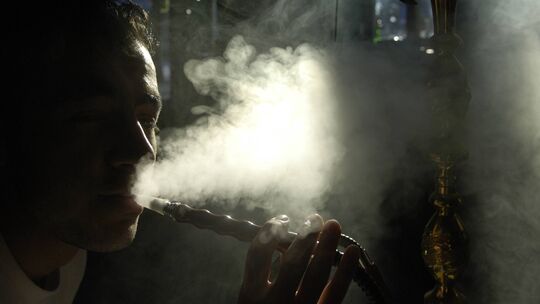 In einer Shisha-Bar in Koblenz stellen Einsatzkräfte einen griffbereit gelagerten
Elektroschocker sowie ein großes Pfefferspray