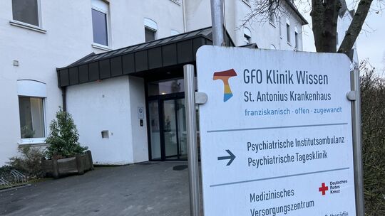 Das Schild dürfte bald abgeschraubt werden. Nach der DRK-Insolvenz wird ab 1. April die Marien Ambulant gGmbH das Medizinische V