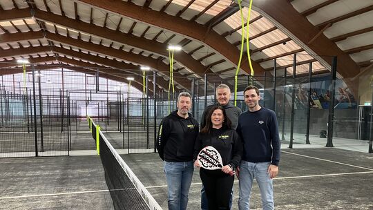 Freuen sich auf die Eröffnung des Spielbetriebs: (vordere Reihe von links) Martin Marx (Marketing Lemon Padel Club), Elionora Re