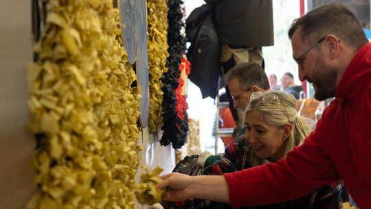 Prinz Daniel und viele andere Vereinsmitglieder helfen mit.