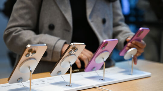 Dieben gelang es in einem Telekom-Geschäft in Hachenburg vier iPhones aus der Sicherung zu reißen. Die Geräte waren mit "Sicheru