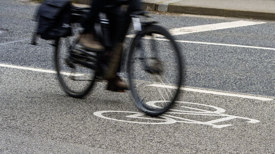 In Koblenz wie auch in Mainz wurden versuchsweise Fahrrad-Piktogramme auf Fahrbahnen aufgemalt. Während der Landesbetrieb Mobili
