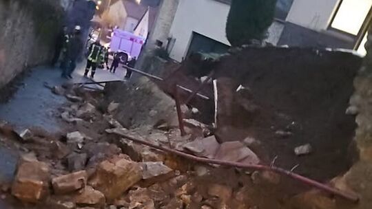 Teile einer Mauer waren offenbar umgefallen und auf die Straße gekippt.