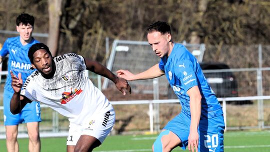 Linus Peuter (blaues Trikot) und sein FC Emmelshausen-Karbach setzten sich mit 4:0 beim SV Eintracht Mendig (hier mit Brice Mite