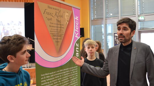 Besonders beeindruckt zeigte sich Bildungsminister Sven Teuber von den von den Schülern selbst gestaltetene Roll-Ups, die sogar