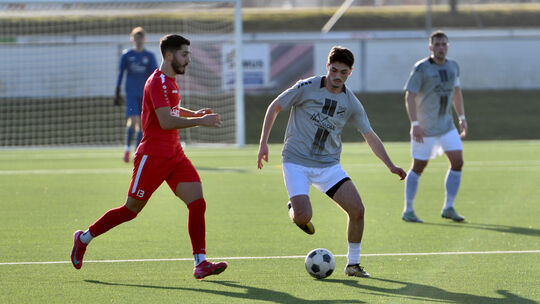 Erster Sieg mit den "Eisbären" an der freien Luft: Deniz Dal (am Ball) und die Sportfreunde siegten mit 3:0 in Limburg.