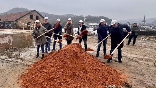 Spatenstich für ein außergewöhnliches Wohnprojekt (v.li.): Landrätin Bettina Dickes, Stadtbürgermeister Frank Ensminger, VG-Bürg