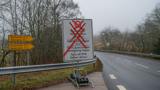 Aktuell ist die Sperrung während der Winterpause aufgehoben und der Verkehr kann mit Einschränkungen fließen. Ab März müssen Aut