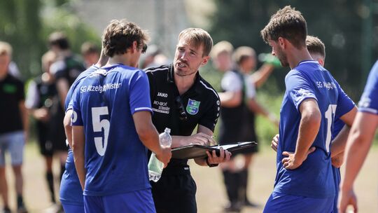 Jens Reifenrath (Mitte), der hier im Juli 2021 noch taktische Anweisungen als Trainer der SG Atzelgift/Nister gibt, übernimmt in