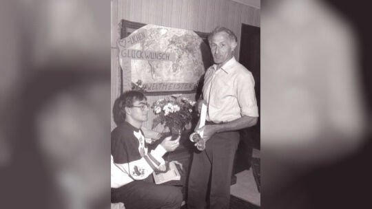 Der vierfache Weltmeister Peter Mirkes 1987 beim NZ-Interview mit Karsten Schultheiß. Damals stellte Mirkes gleich vier Weltreko