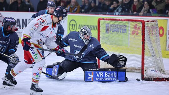 In Heerenveen erlebte Neuwieds Schlusmann Felix Köllejan (rechts in Blau) einen verhältnismäßig ruhigen Abend. Tags zuvor musste