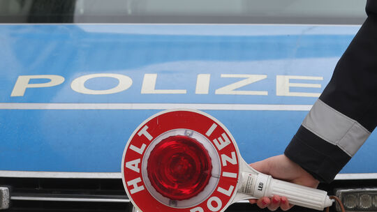 Die Polizei stoppte auf der Bundesstraße 41 bei Bad Kreuznach einen Fahrer, der auffällig langsam fuhr. Doch Alkohol war nicht i