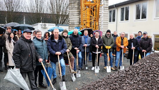 Der „Erste Spatenstich“ zum Anbau der Astrid-Lindgren-Grundschule in der Töpferstadt, zu dem der Bürgermeister der Verbandsgemei