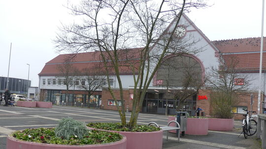 Der Bahnhofsplatz soll mehr Grün erhalten und die bestehenden Betonkübel durch optisch ansprechendere Baumpflanzkübel ersetzt we