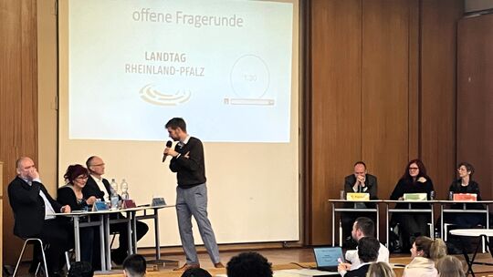 Auf der Bühne der Aula in der BBS stellten sich (von links) Joachim Paul (AfD), Alice Hoffmann (BSW), Helmut Martin (CDU), Chris