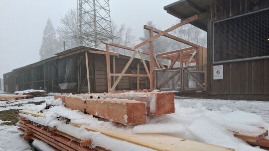 Am Rande des Wildfreigeheges Wildenburg lagert bereits das Baumaterial, mit dem das Eingangsgebäude, die neuen Personalräume und