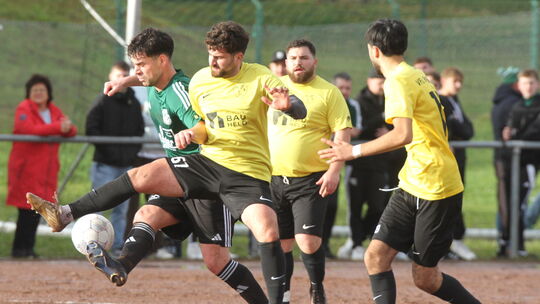 Reingekämpft in die Saison haben sich Alen Nurkovic, der in dieser Szene einen Mörschieder attackiert, und sein VfL Rüdesheim (g