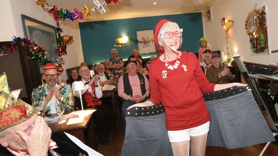 Die „ahl Täsch“ Else Lingnau geizt nicht mit ihren Reizen. Den Besuchern gefällt es. Manni Gniffke (links unten) ist fassungslos