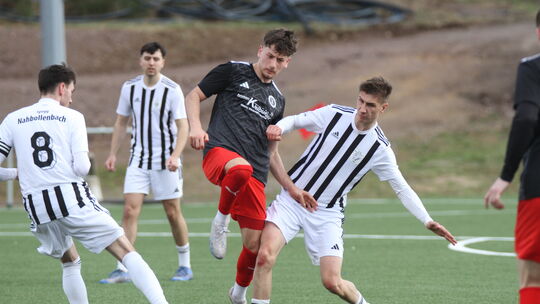 Die Spvgg Nahbollenbach (weiße Trikots) hat eine schwierige Hinrunde hinter sich. Die mannschaftliche Geschlossenheit ist aber e
