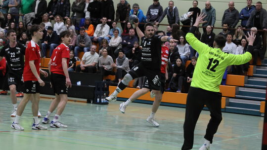 Benni Klei (am Ball) traf dreimal für die HSG Hunsrück, aber das reichte bei weitem nicht, um den Tabellenführer HSG Wittlich zu