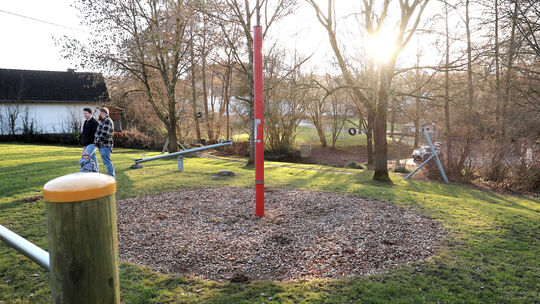 Nur ein einsamer Pfosten ist vom Klettergerüst in Linkenbach übrig. Unbekannte haben das Kletternetz aus fingerdicken Seilen zer
