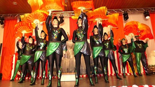 Bei ihrer Tanzdarbietung als feuerspuckende Flying Dragons begeistern die hervorragend agierenden Akteure der LCC-Showtanzgruppe