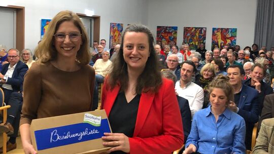 SPD-Landes- und Fraktionsvorsitzende Sabine Bätzing-Lichtenthäler (links) und die SPD-Kreisvorsitzende Ruth Gräb (rechts) beim S