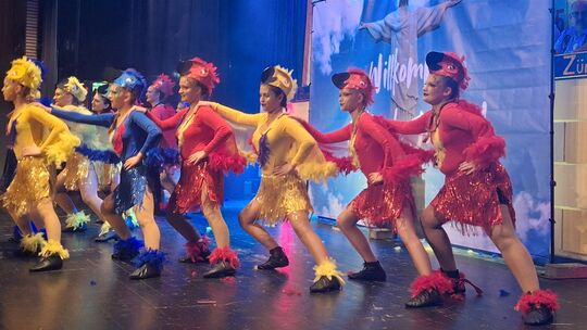 Die Teeniegarde der Bendorfer Narrenzunft liefert einen farbenfrohen, feurigen Tanz ab, der sie nach Rio de Janeiro versetzte.