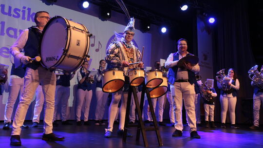 Samba am Bickendorfer Büdchen, und Prinz Kai gibt den Takt vor.
