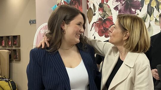 Eine herzliche Umarmung zur Begrüßung gab es für SPD-Direktkandidatin Adriana Kauth (links) von der ehemaligen Ministerpräsident