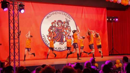 Die Maxi-Möhnen stimmen bei der Sitzung vom Möhnenverein Fidele Frauen Kobern schon mal auf die Fußball-Weltmeisterschaft ein.