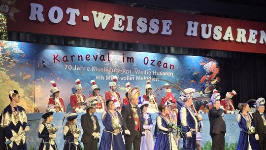 Prinz Carsten I. "von Feuer zu Flamme" (4. v. rechts) und ihre Lieblichkeit Prinzessin Daniela I., „die kleine Klaus aus dem Ümb